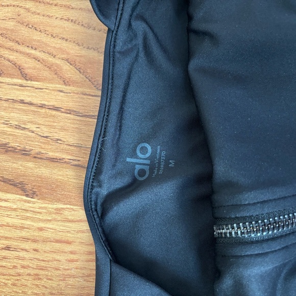 Luxe ALO Yoga bras and leggings bundle - Picture 6 of 11